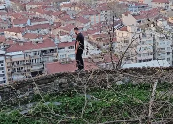 Bursa’da surlarda intihar girişimi: 4 saat ikna edilmeye çalışıldı