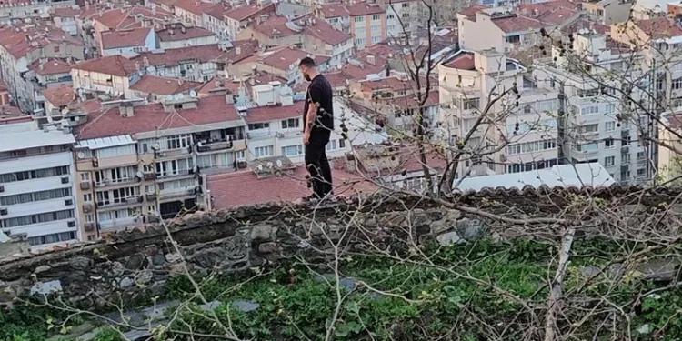 Bursa’da surlarda intihar girişimi: 4 saat ikna edilmeye çalışıldı
