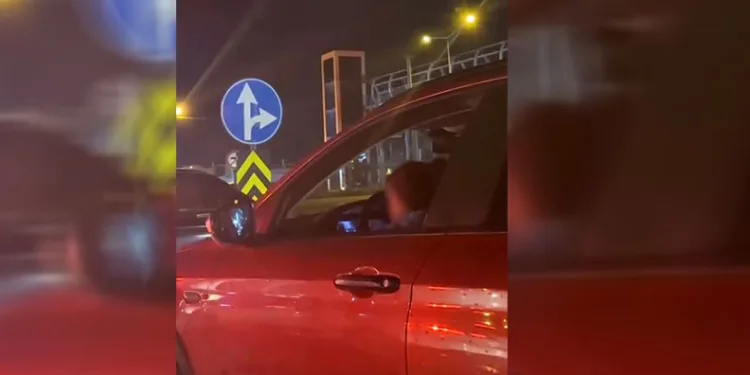Kucağında çocukla araç kullanan sürücüye tepki yağdı