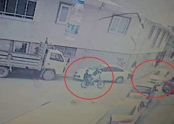 Bursa’da bisikletli çocuklar otomobille çarpıştı