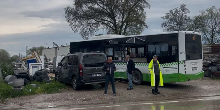 Belediye otobüsü ile nakliye kamyonu çarpıştı: 2 yaralı