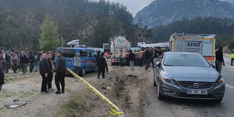Servis minibüsü ile beton mikseri çarpıştı: 7 ölü
