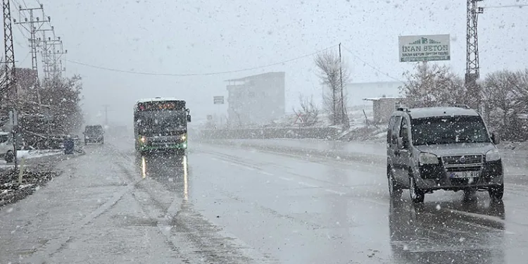 Van’da 11 yerleşim yerinin yolu ulaşıma kapandı