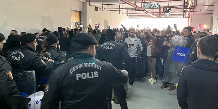 Bursa Büyükşehir Belediye Meclisi’ndeki seçim öncesi gerginlik yaşandı