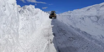 Van’da 5 metreyi bulan karda yol açma çalışması