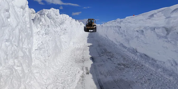 Van’da 5 metreyi bulan karda yol açma çalışması