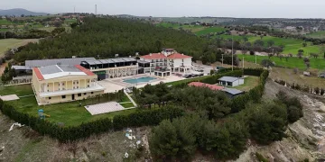 Yalım’ın sevgilisine aldığı milyonluk otomobil ve diğer araçlar, kayyım atanan otele getirildi