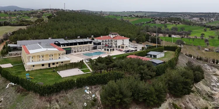 Yalım’ın sevgilisine aldığı milyonluk otomobil ve diğer araçlar, kayyım atanan otele getirildi