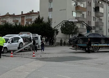 Bursa’da iki otomobil çarpıştı: 2 yaralı