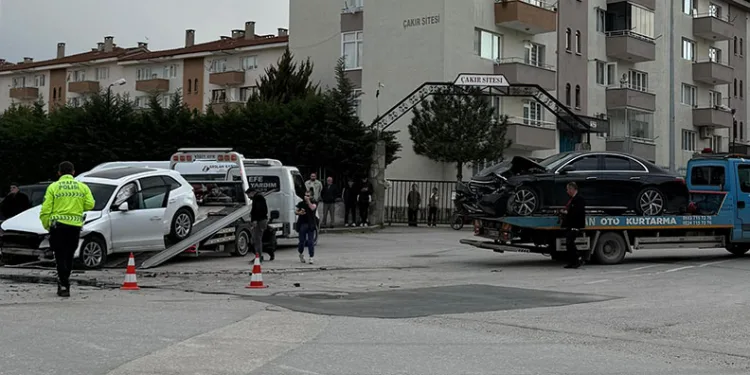 Bursa’da iki otomobil çarpıştı: 2 yaralı