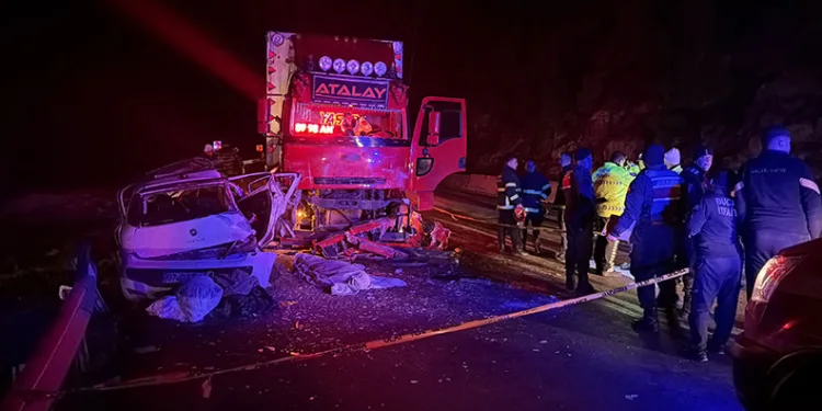 Isparta-Antalya karayolunda feci kaza: 1 ölü, 4 yaralı