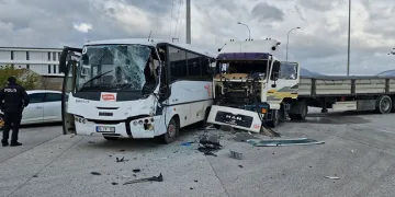 Karaman’da işçi servisi ile tır çarpıştı: 12 yaralı
