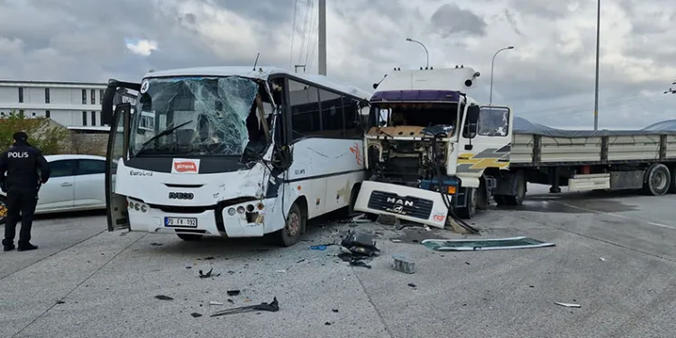 Karaman’da işçi servisi ile tır çarpıştı: 12 yaralı
