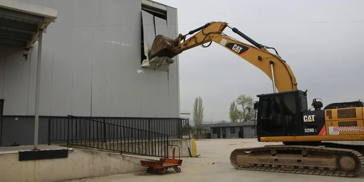 Nilüfer’de 4 bin metrekarelik kaçak depo yıkıldı