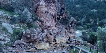 Fethiye’de kaya düşmesi sonucu Faralya yolu ulaşıma kapandı