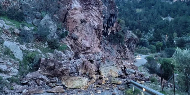 Fethiye’de kaya düşmesi sonucu Faralya yolu ulaşıma kapandı