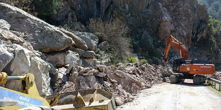 Faralya’da heyelan müdahalesi