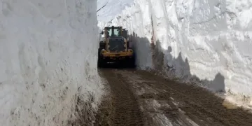 Yüksekova’da nisan ayında 6 metrelik kar tünelleri
