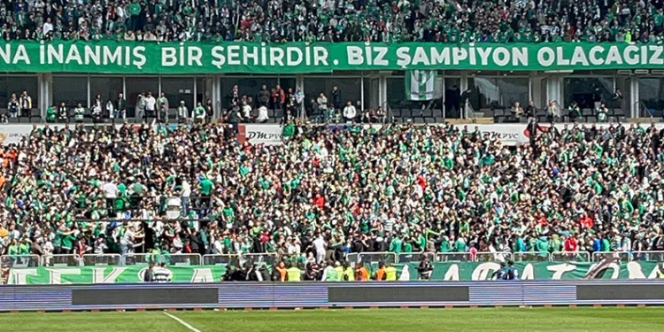 Ankara Demirspor – Bursaspor maçı öncesi tribünde kavga çıktı