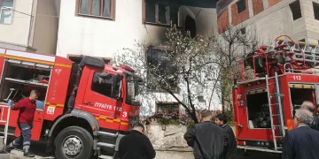 Komşusunu kurtarmak isterken yangının ortasında kaldı