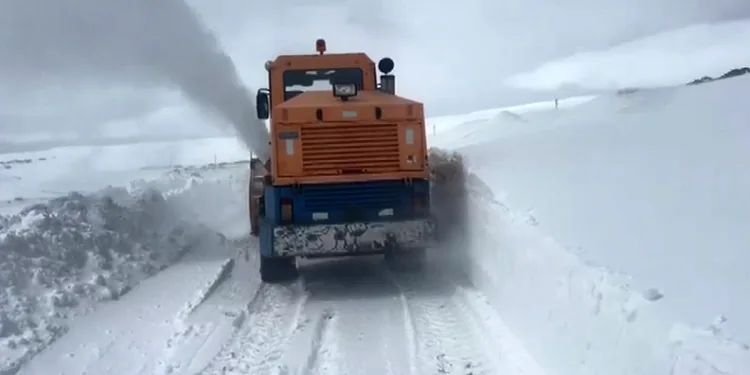 Kars’ta kar ve tipi: Kapalı köy yollar için çalışma başlatıldı
