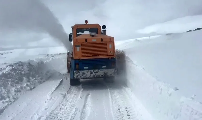 Kars’ta kar ve tipi: Kapalı köy yollar için çalışma başlatıldı