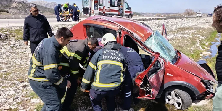 Kontrolden çıkan otomobil şarampole savruldu: 2 yaralı