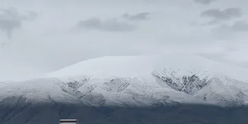 Iğdır Ovası’nı çevreleyen sıra dağlar yeniden beyaza büründü