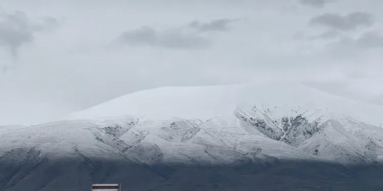 Iğdır Ovası’nı çevreleyen sıra dağlar yeniden beyaza büründü