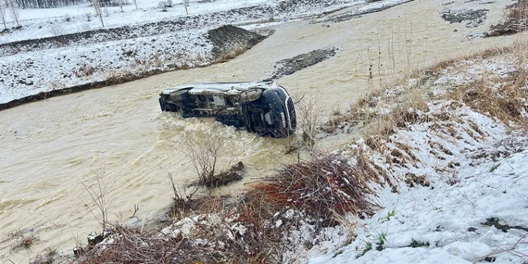 Muş’ta minibüs dereye uçtu: 8 yaralı