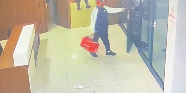 Kurye kılığıyla girdiler, silahla alıkoydular
