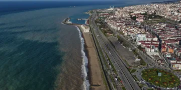 Trabzon’da sahil çamura bulandı