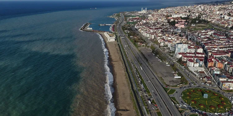 Trabzon’da sahil çamura bulandı