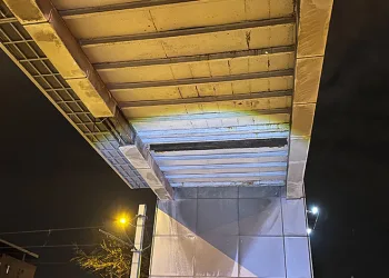 Bursa’da faciaya ramak kala, ağır demir aracın önüne düştü