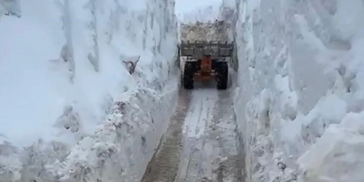 Şırnak’ta karlar arasındaki 2.5 kilometrelik “açık hava tüneli”