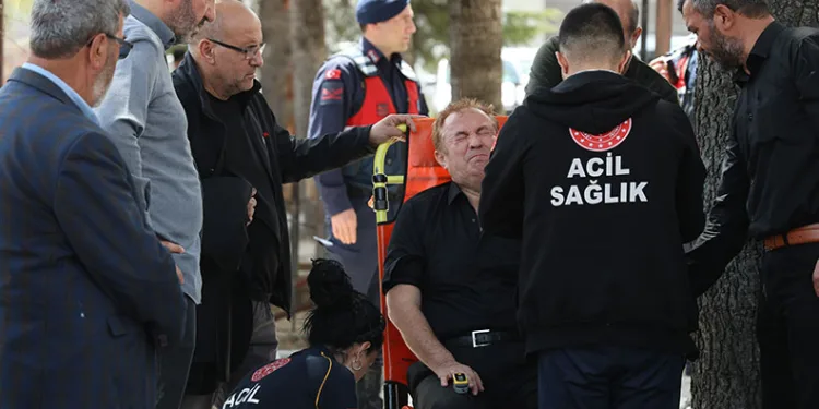 Eşinin cenazesinde fenalaştı, sağlıkçılar müdahale etti