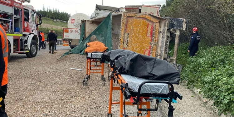 TEM’de 4 araç kazaya karıştı: İlk belirlemelere göre 2 ölü