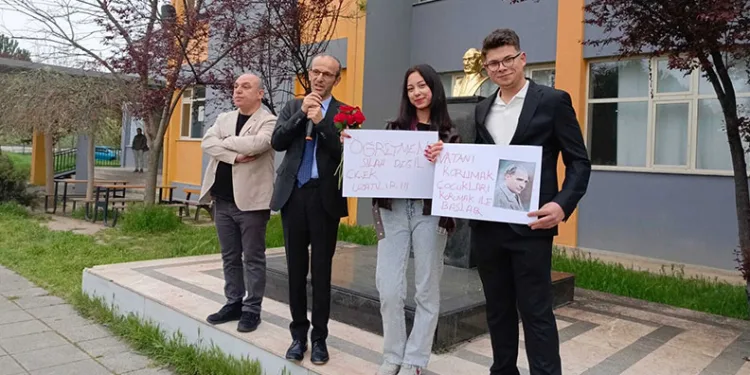 Öğretmen ve öğrenciler çiçeklerle karşılandı