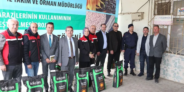 Mudanya Çayönü Mahallesi’nde yağlık ay çiçek tohumu dağıtımı yapıldı
