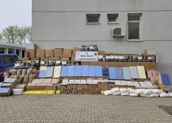 Bursa’da kaçak tütün baskını: Depo ve araçlardan servet çıktı