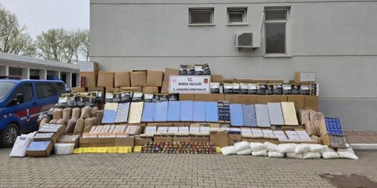 Bursa’da kaçak tütün baskını: Depo ve araçlardan servet çıktı