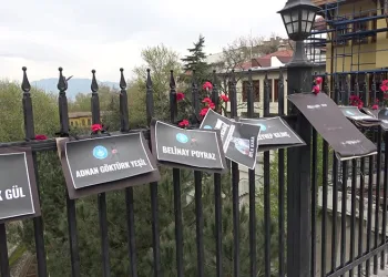 Bursa’da Setbaşı Köprüsü karanfillerle donatıldı