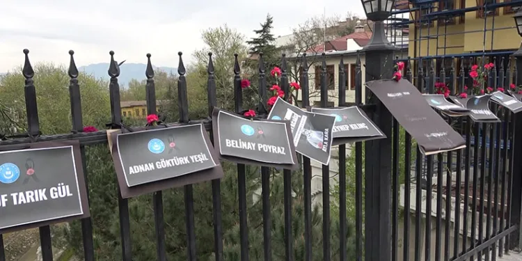Bursa’da Setbaşı Köprüsü karanfillerle donatıldı