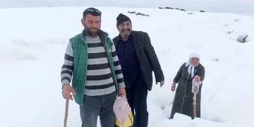 Ağrı’da Nisan karı köy yollarını kapattı