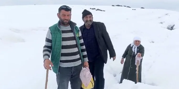 Ağrı’da Nisan karı köy yollarını kapattı