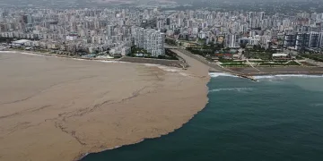 Yaylalardaki sel dereleri coşturdu, Akdeniz’i kahverengiye bürüdü
