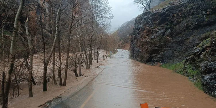 Munzur Nehri taştı, Tunceli-Ovacık yolunda ulaşım durduruldu