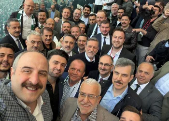 Mustafa Varank, Bursa protokolüyle şampiyonluğu kutladı