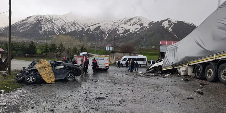 Tatvan’da tırla otomobil çarpıştı: 2 ölü, 1 yaralı