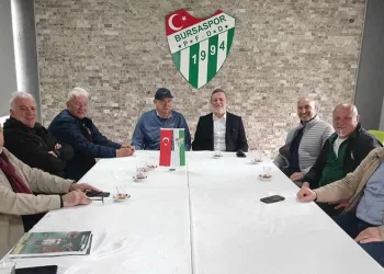 Bursaspor’un unutulmaz kaptanı Özden’in kitabı öğrencilere dağıtıldı
